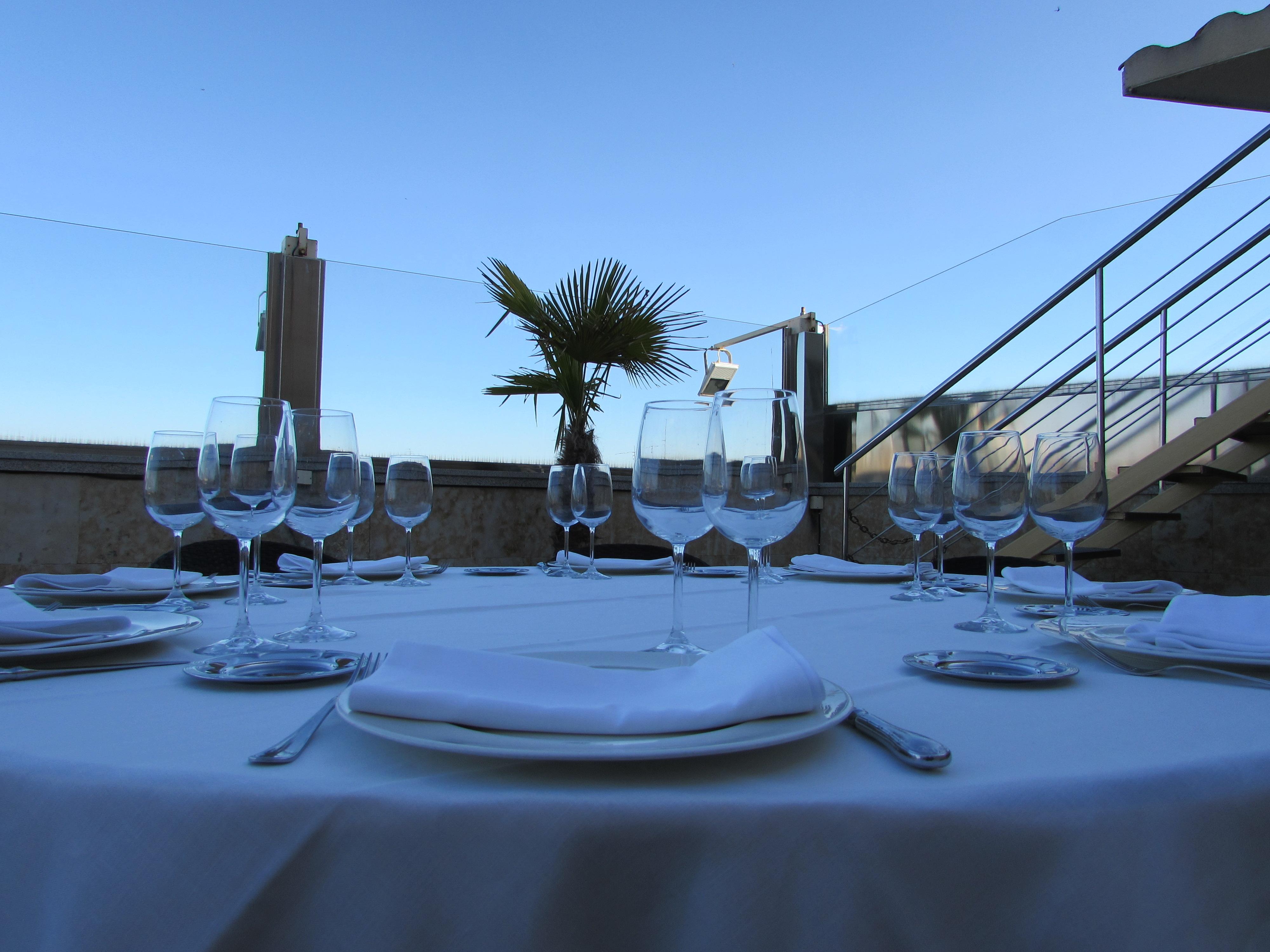 ホテル オテル アラメーダ パラス サラマンカ エクステリア 写真 The photo depicts a beautifully set dining table outdoors. The table is covered with a white tablecloth and features several glassware pieces arranged with precision. There are multiple wine glasses and stemware, along with plates and silverware posi