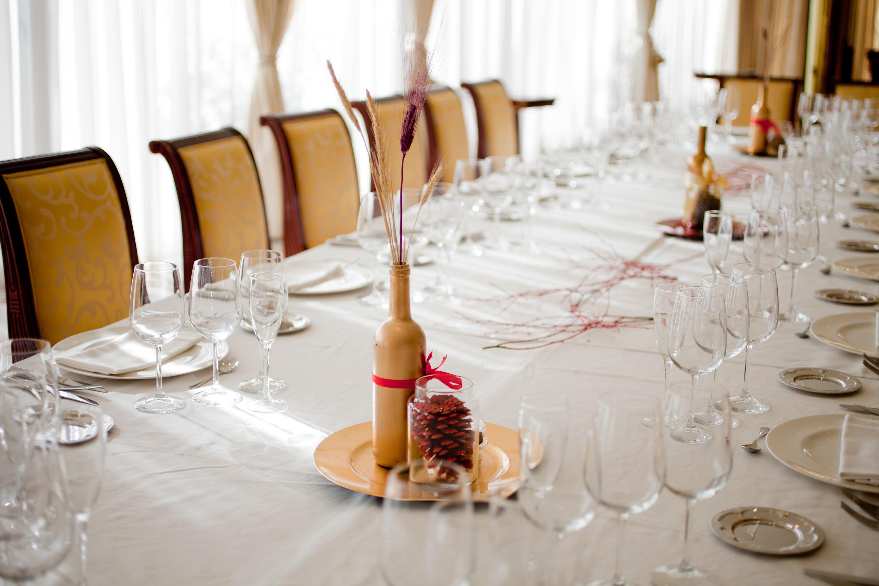 ホテル オテル アラメーダ パラス サラマンカ エクステリア 写真 The photo shows a beautifully arranged dining table set for a formal meal. The table is covered with a white tablecloth and features elegant place settings, including plates and a series of glasses arranged neatly. In the center, there is a decorativ