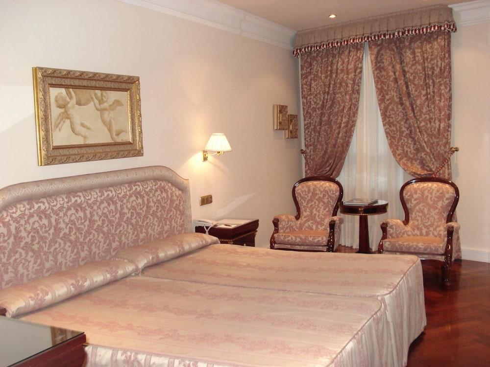 ホテル オテル アラメーダ パラス サラマンカ エクステリア 写真 A room at the hotel